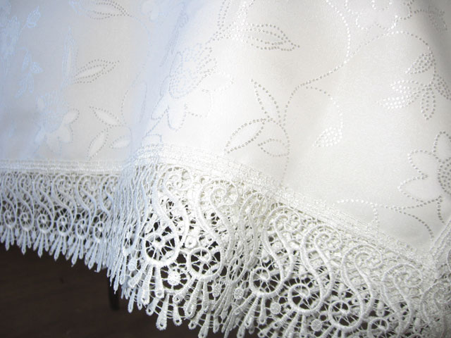 Бяла тържествена покривка за маса, подходяща за всяка форма и размер