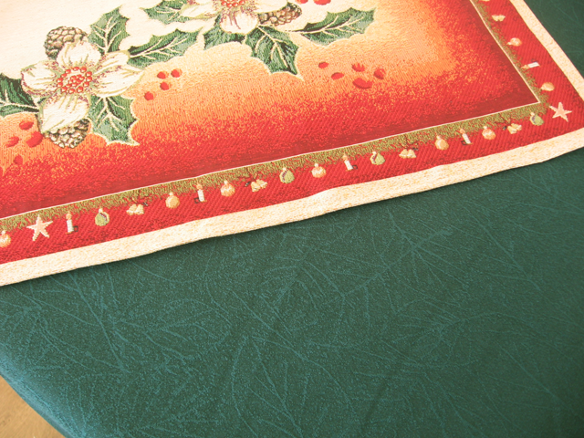 Комбинация от каре, ушито от тежък испански жакард и петролно зелена подложна покривка от полиестер и памук