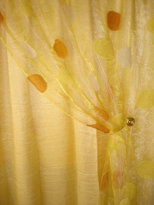 жълто перде