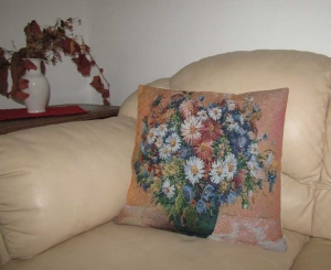 Декоративна калъфка с маргарити, астри и полски цветя