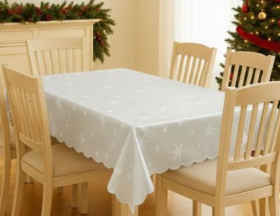 Блясък и тържество: бяла коледна покривка за маса